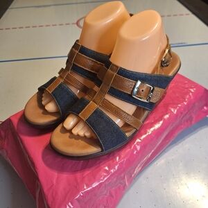 SAS  Leyla Wedges Sandals with Buckle Closures. Size 9 M
